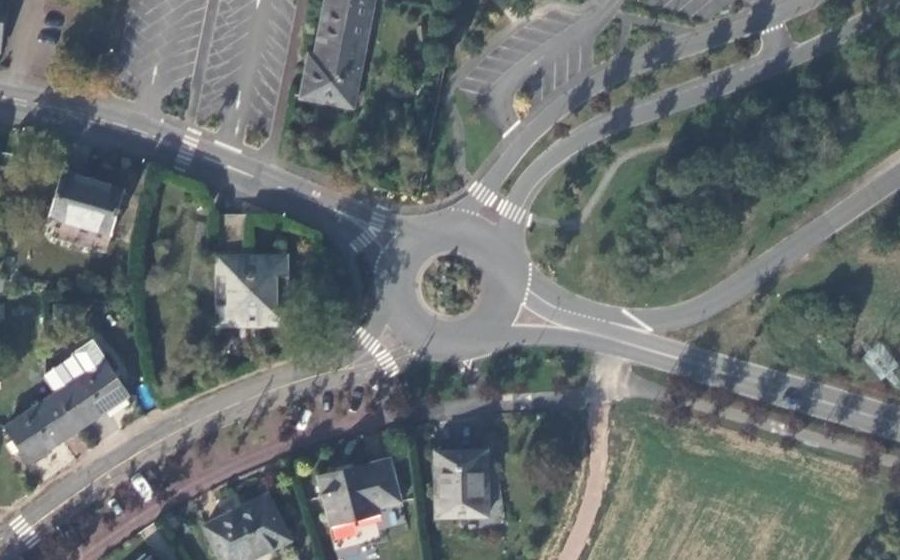 Vue aérienne du Rond-point anonyme n°219459493