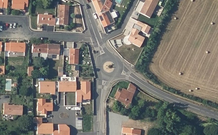 Vue aérienne du Rond-point anonyme n°219490968