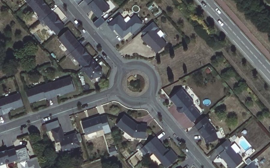 Vue aérienne du Rond-point anonyme n°219495850