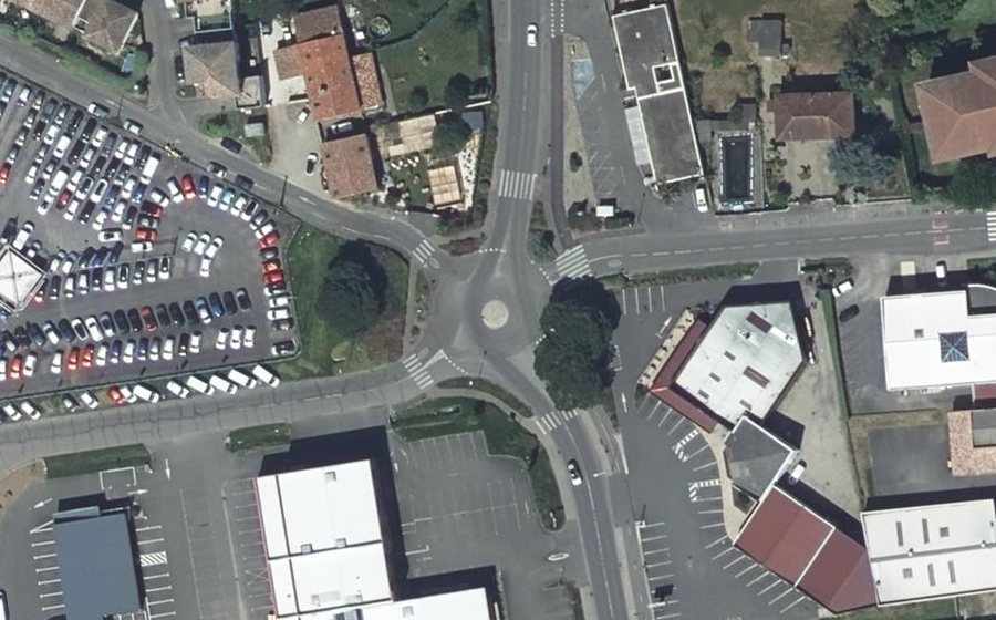 Vue aérienne du Rond-point anonyme n°219495948