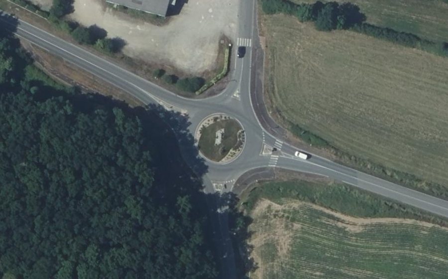 Vue aérienne du Rond-point anonyme n°219518700