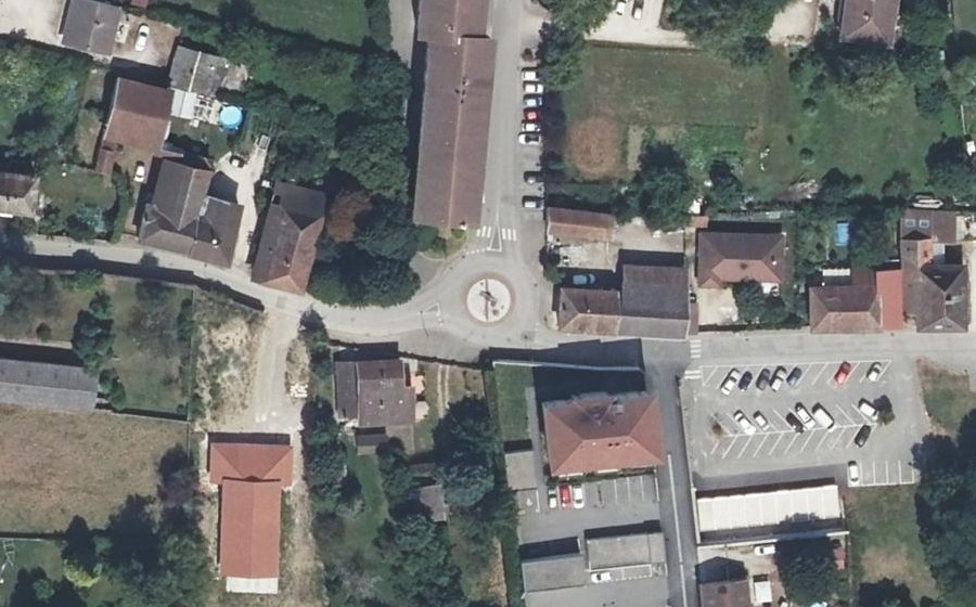 Vue aérienne du Rond-point anonyme n°219629590