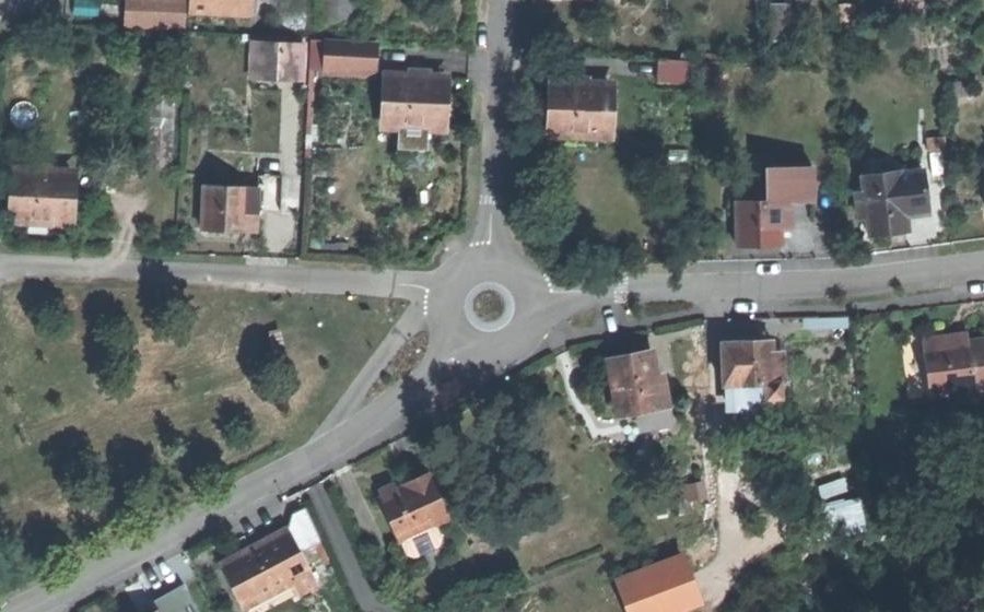 Vue aérienne du Rond-point anonyme n°219630442