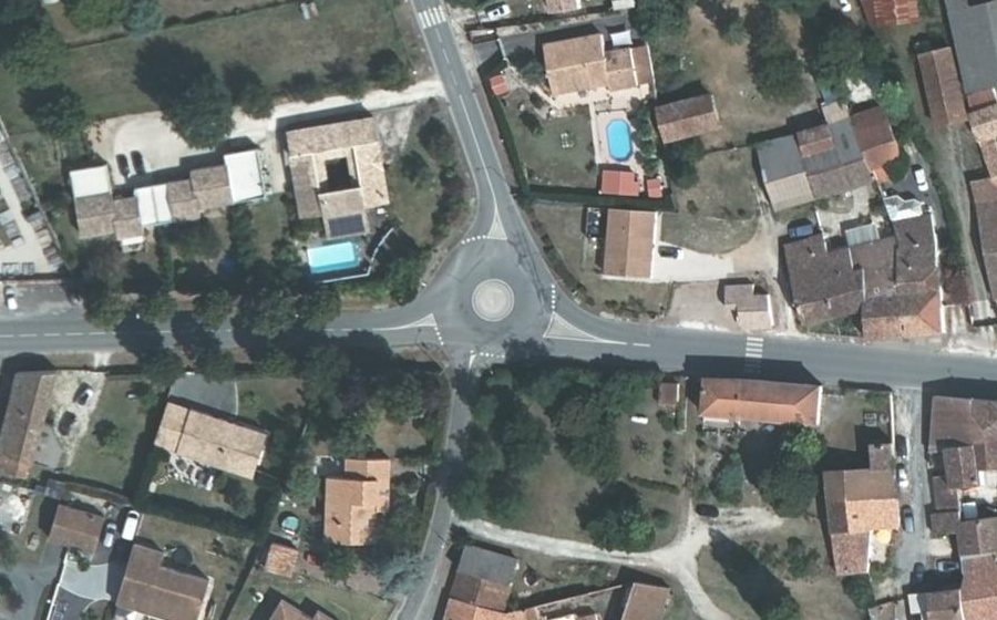 Vue aérienne du Rond-point anonyme n°219631500