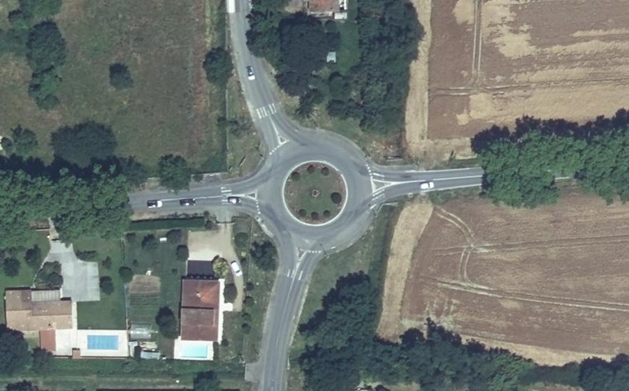 Vue aérienne du Rond-point anonyme n°219645598