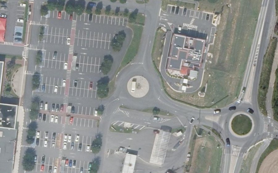 Vue aérienne du Rond-point anonyme n°219667404