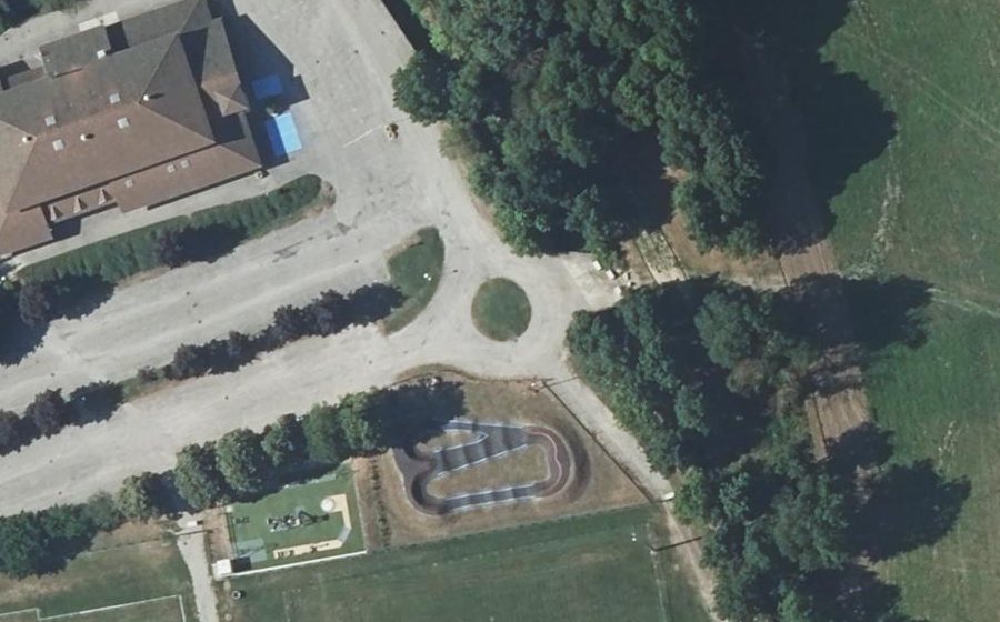 Vue aérienne du Rond-point anonyme n°219668614