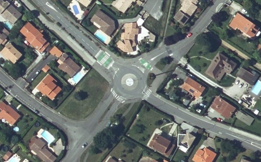 Vue aérienne du Rond-point anonyme n°219712777