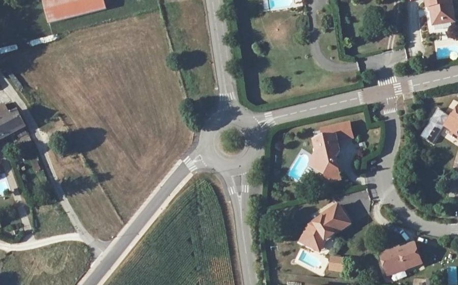 Vue aérienne du Rond-point anonyme n°219741985