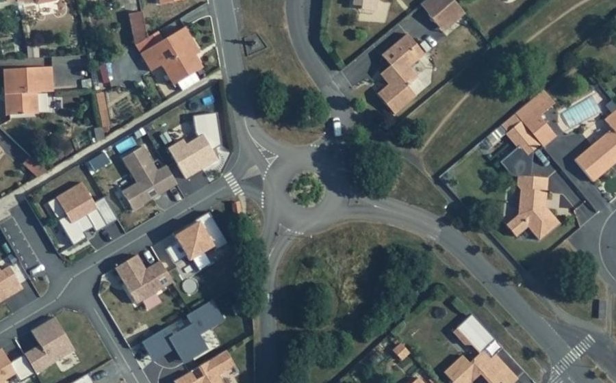 Vue aérienne du Rond-point anonyme n°219748152