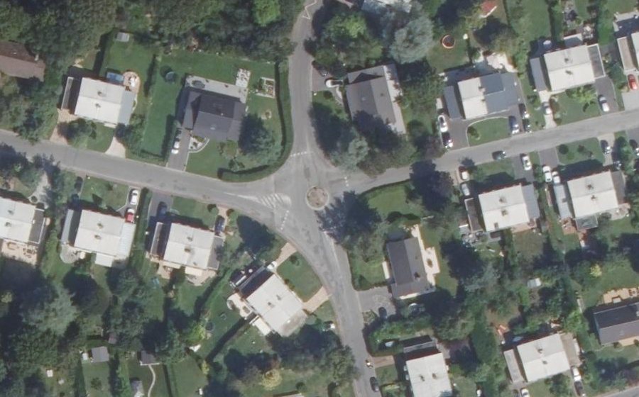 Vue aérienne du Rond-point anonyme n°219782411