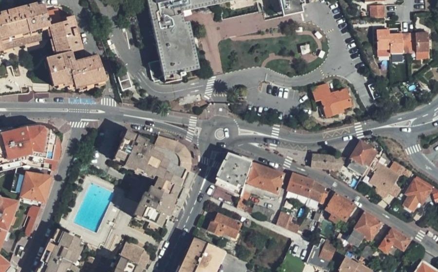 Vue aérienne du Rond-point anonyme n°219822097