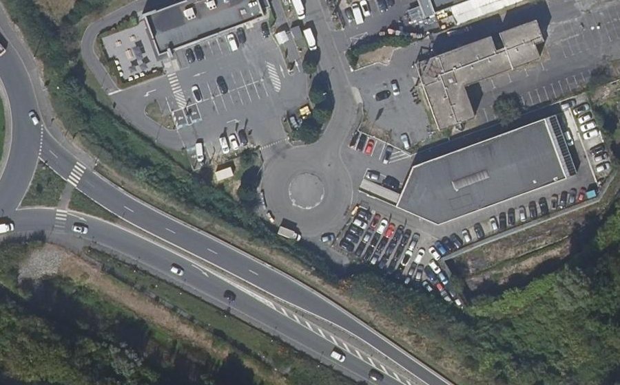 Vue aérienne du Rond-point anonyme n°219830744