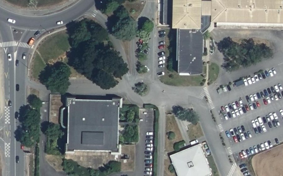 Vue aérienne du Rond-point anonyme n°219910388