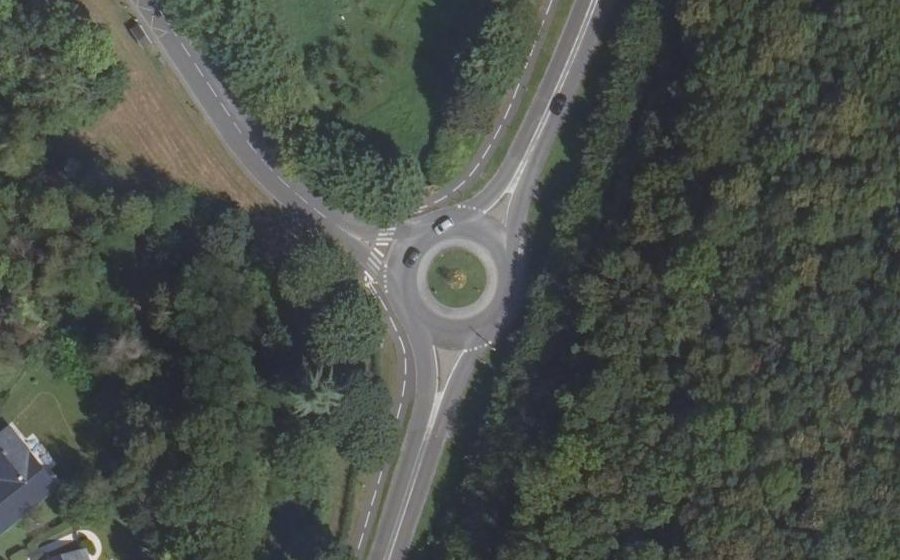 Vue aérienne du Rond-point anonyme n°219983045