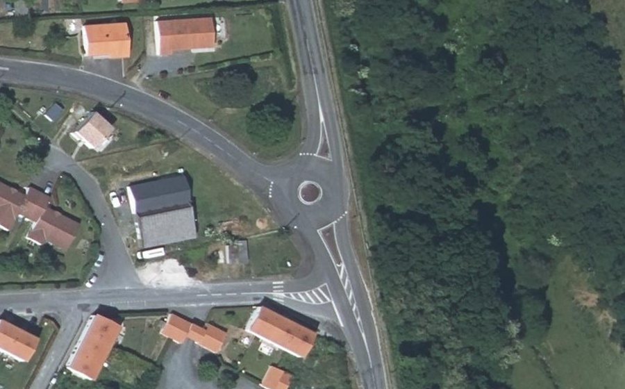 Vue aérienne du Rond-point anonyme n°220135573