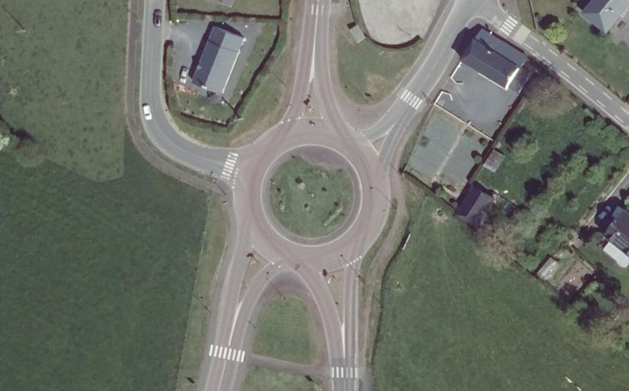 Vue aérienne du Rond-point anonyme n°220246898