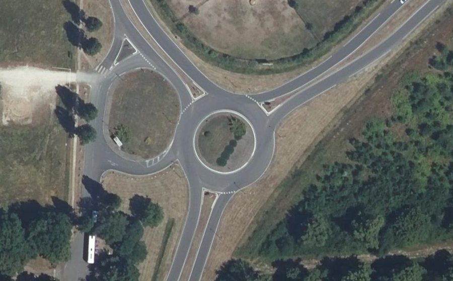 Vue aérienne du Rond-point anonyme n°220261123