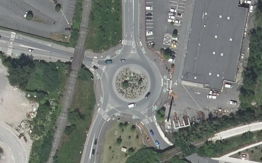 Vue aérienne du Rond-point anonyme n°220278211