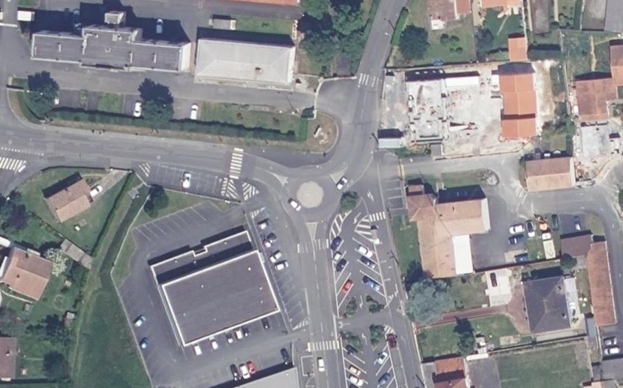 Vue aérienne du Rond-point anonyme n°220286115