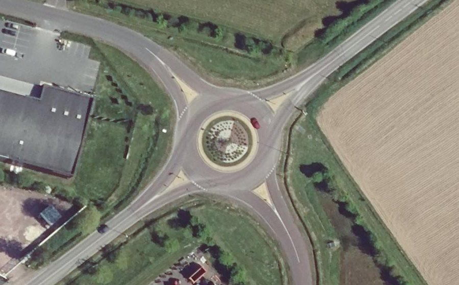 Vue aérienne du Rond-point anonyme n°220367693