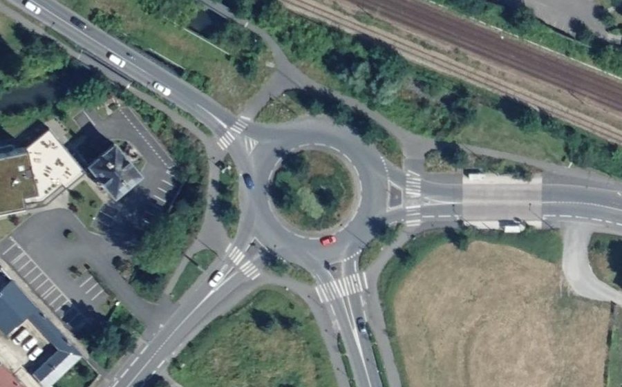 Vue aérienne du Rond-point anonyme n°220391485