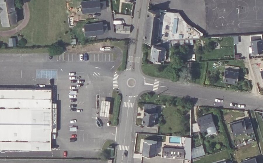 Vue aérienne du Rond-point anonyme n°220393985