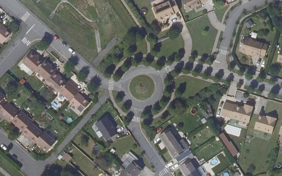 Vue aérienne du Rond-point anonyme n°220405069