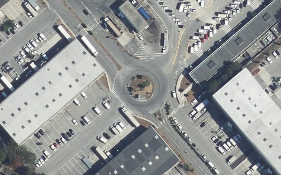 Vue aérienne du Rond-point anonyme n°220495113