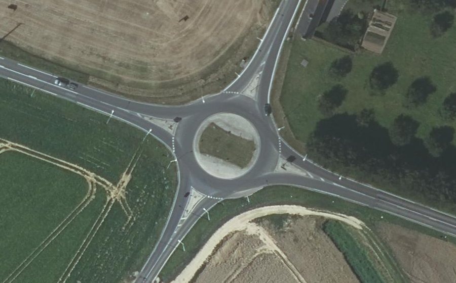 Vue aérienne du Rond-point anonyme n°220568257