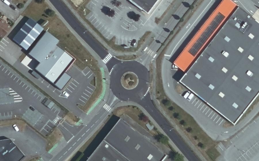 Vue aérienne du Rond-point anonyme n°220606817