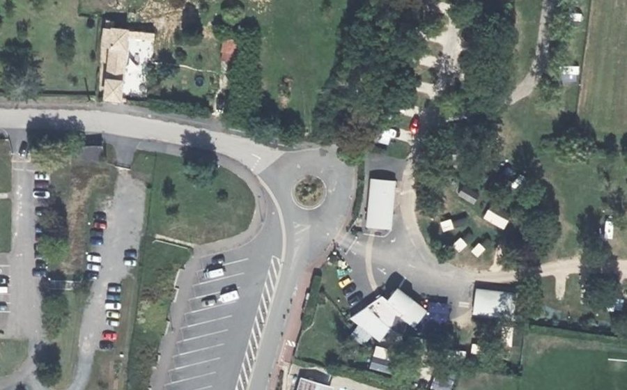 Vue aérienne du Rond-point anonyme n°220634954