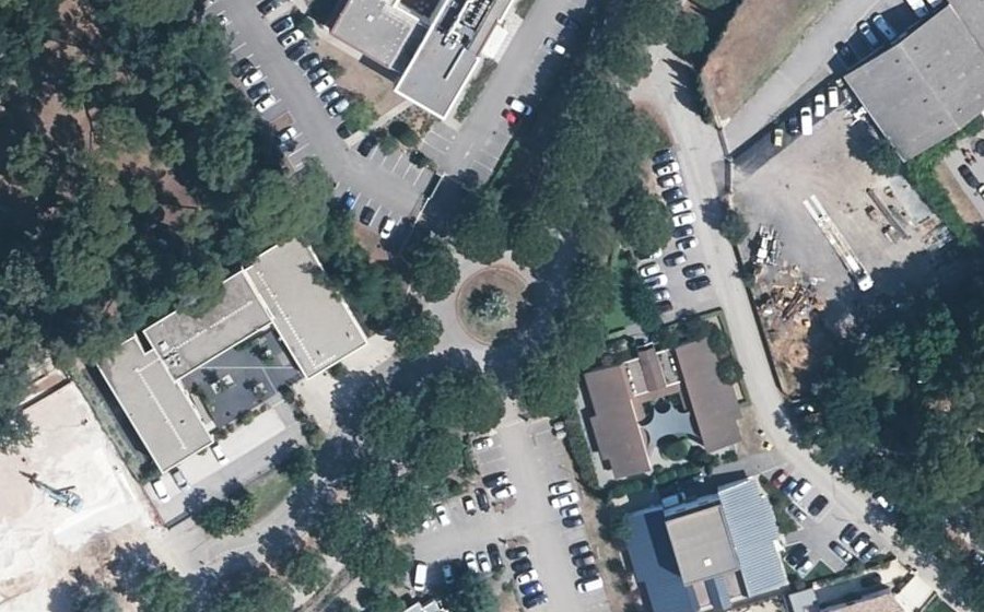 Vue aérienne du Rond-point anonyme n°220638869
