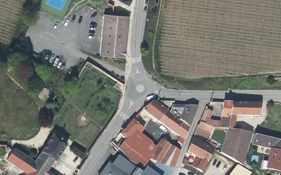 Vue aérienne du Rond-point anonyme n°220650978