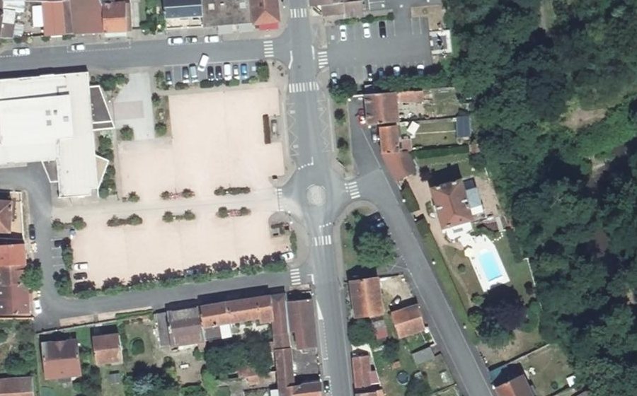Vue aérienne du Rond-point anonyme n°220661371