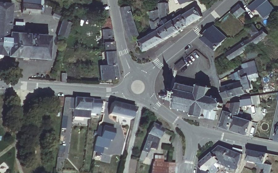Vue aérienne du Rond-point anonyme n°220748058