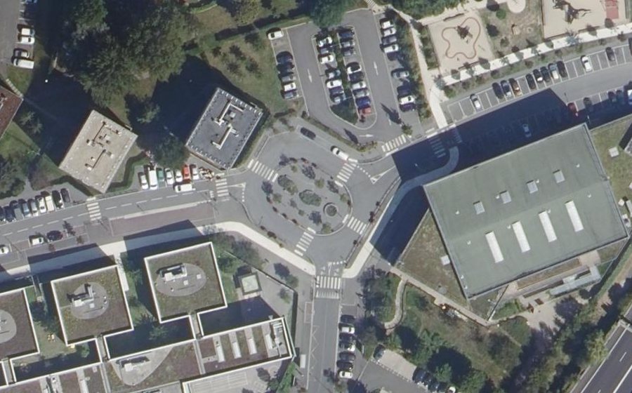 Vue aérienne du Rond-point anonyme n°220779894