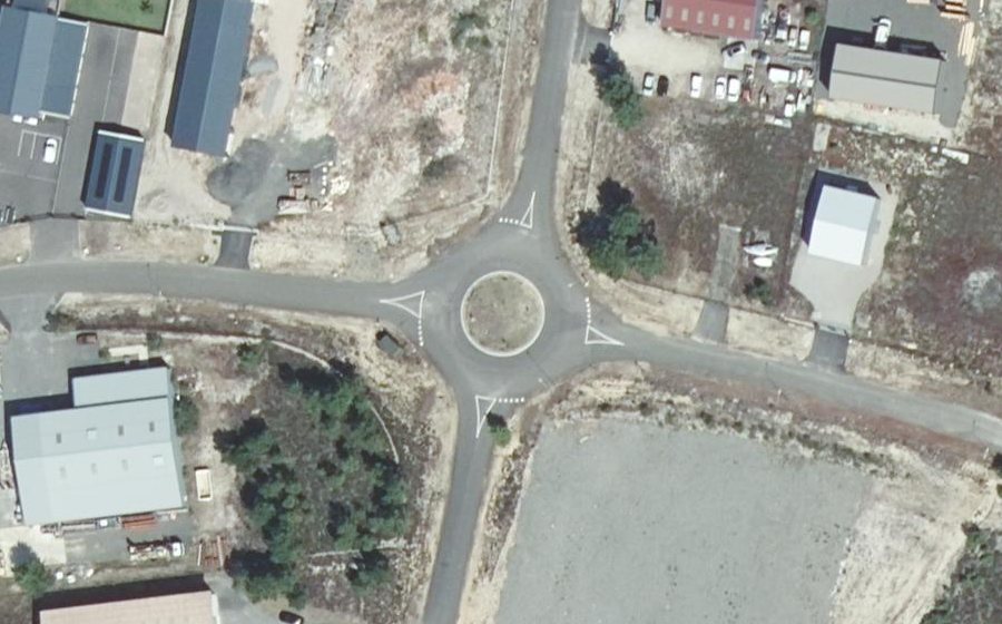 Vue aérienne du Rond-point anonyme n°220780343