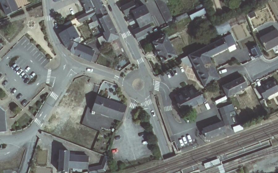 Vue aérienne du Rond-point anonyme n°220792997