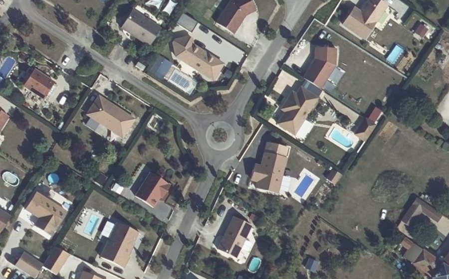 Vue aérienne du Rond-point anonyme n°220848947