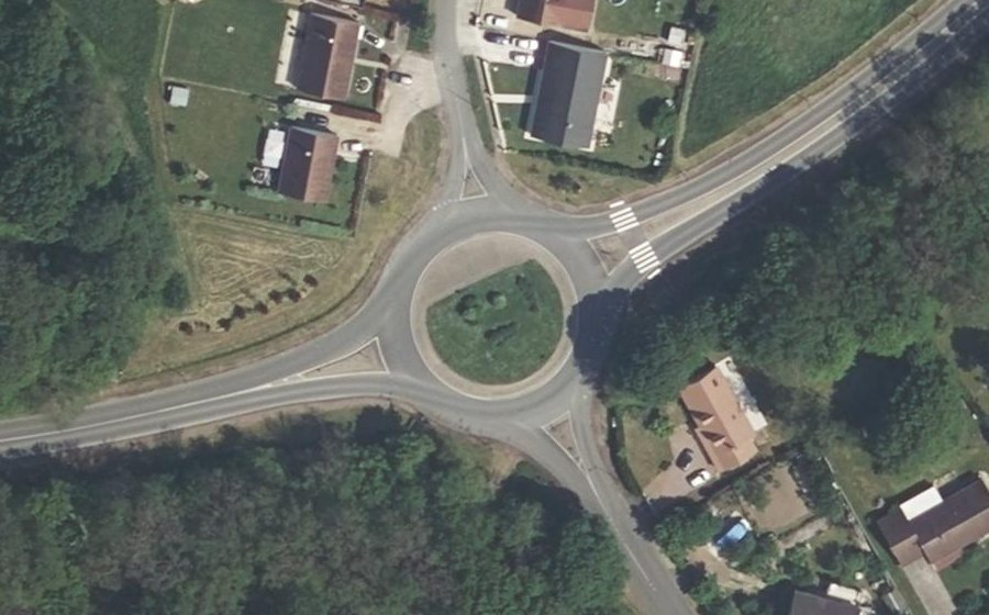 Vue aérienne du Rond-point anonyme n°220868482