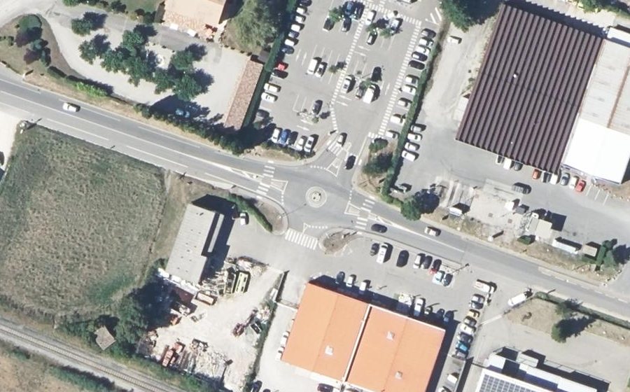 Vue aérienne du Rond-point anonyme n°220881146