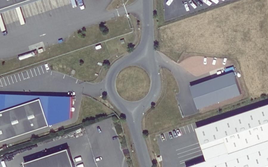 Vue aérienne du Rond-point anonyme n°220884013