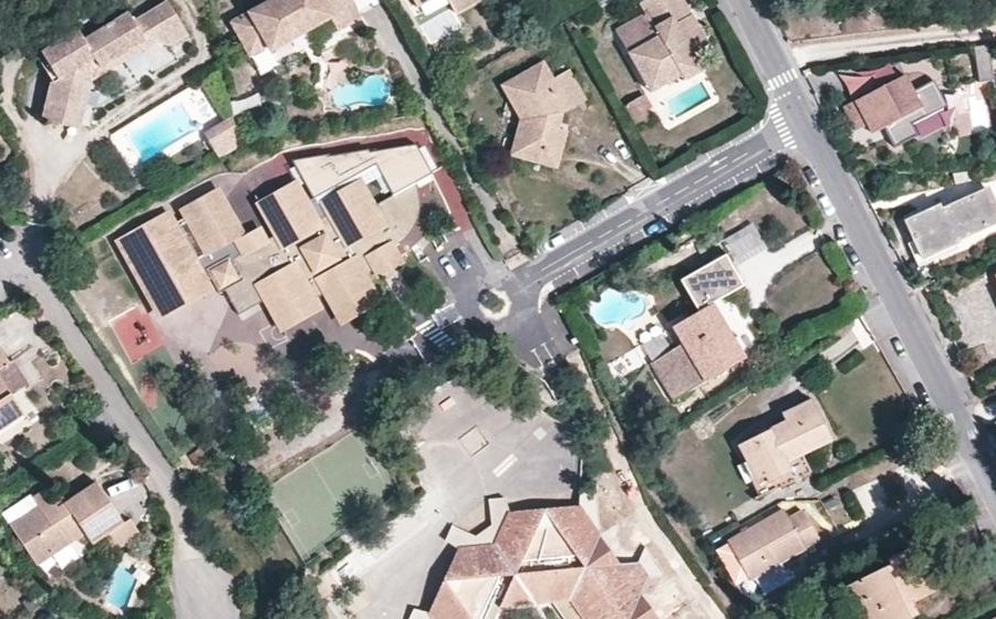 Vue aérienne du Rond-point anonyme n°220914833