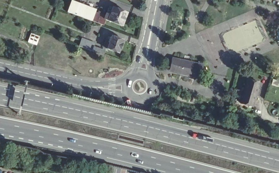 Vue aérienne du Rond-point anonyme n°221048297