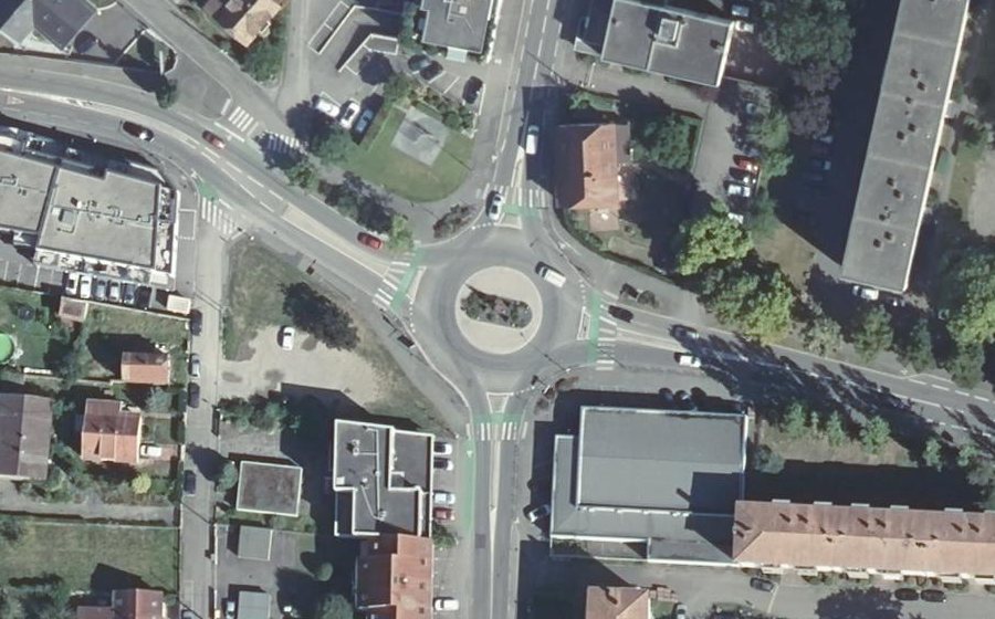 Vue aérienne du Rond-point anonyme n°221048830