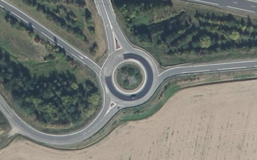 Vue aérienne du Rond-point anonyme n°221066286