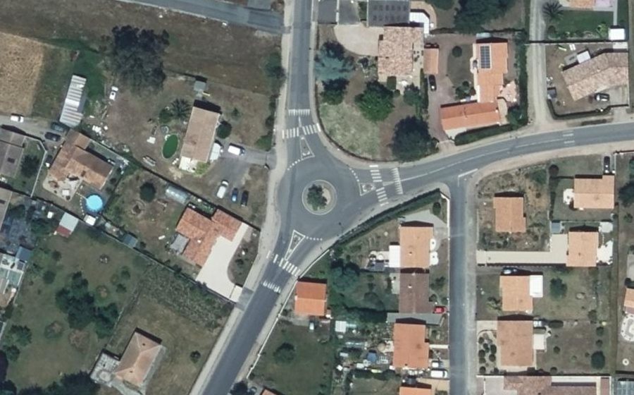 Vue aérienne du Rond-point anonyme n°221098759