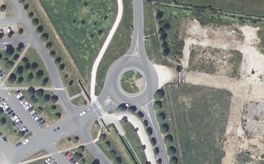 Vue aérienne du Rond-point anonyme n°221296738