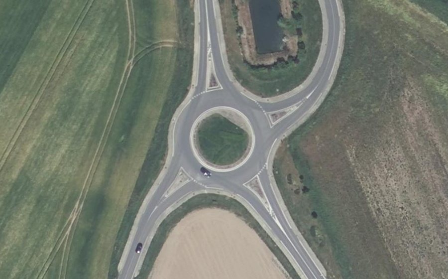 Vue aérienne du Rond-point anonyme n°221316508